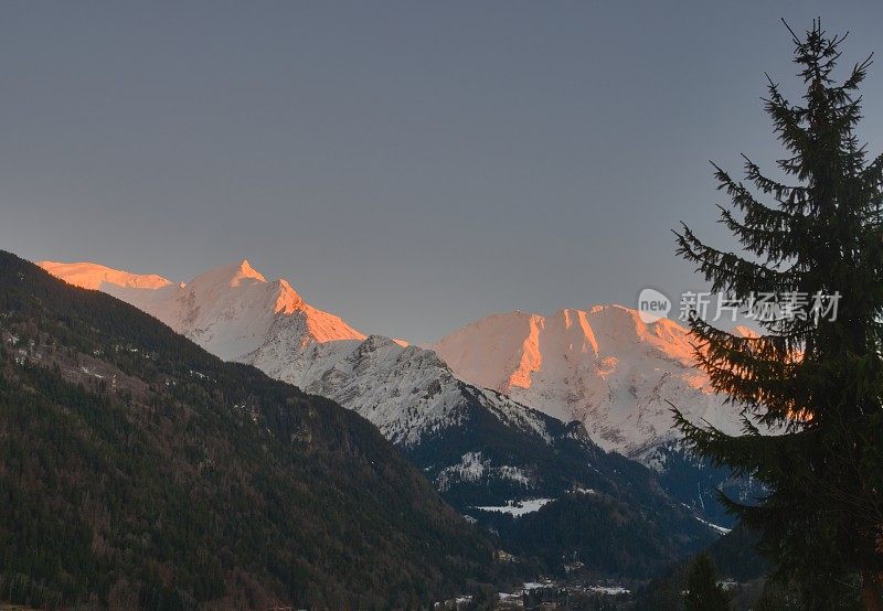 日落时分的勃朗峰(4809m)、Bionnassay (4052m)和天穹(3673m)